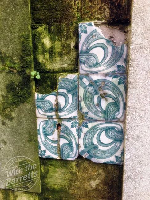 Unusual green-on-white pattern